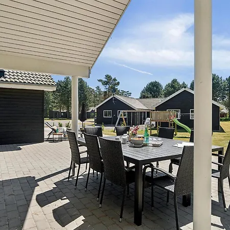 Pet Friendly In With Kitchen *